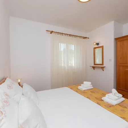 Apartment Jelena - Four - A Small House With A Private Yard - Two-room With A Sea View - - Two-room With Garden View- Free Parking