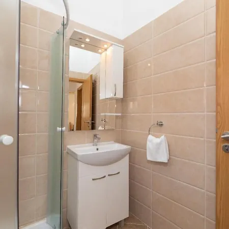 Apartment Jelena - Four - A Small House With A Private Yard - Two-room With A Sea View - - Two-room With Garden View- Free Parking Supetar