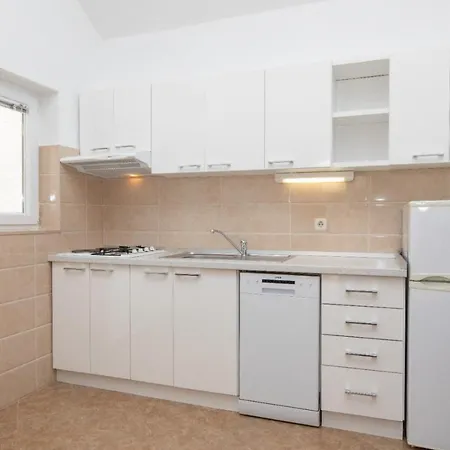 Apartment Jelena - Four - A Small House With A Private Yard - Two-room With A Sea View - - Two-room With Garden View- Free Parking Supetar