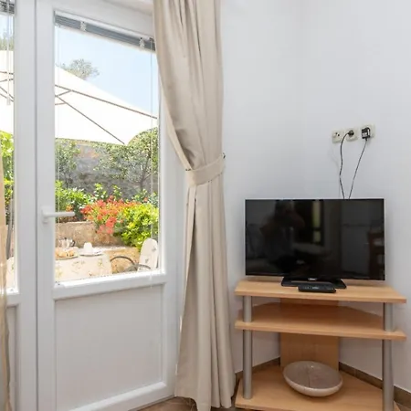 Jelena - Four - A Small House With A Private Yard - Two-room With A Sea View - - Two-room With Garden View- Free Parking Apartment Supetar