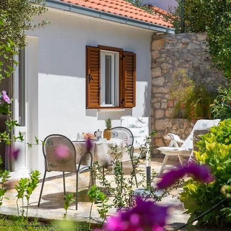 Jelena - Four - A Small House With A Private Yard - Two-room With A Sea View - - Two-room With Garden View- Free Parking Apartment