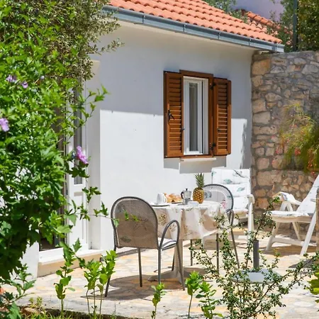 Jelena - Four - A Small House With A Private Yard - Two-room With A Sea View - - Two-room With Garden View- Free Parking *