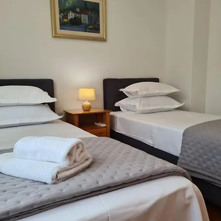 Jelena - Four - A Small House With A Private Yard - Two-room With A Sea View - - Two-room With Garden View- Free Parking * Supetar