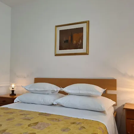Jelena - Four - A Small House With A Private Yard - Two-room With A Sea View - - Two-room With Garden View- Free Parking * Supetar
