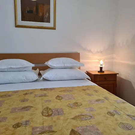 Apartment Jelena - Four - A Small House With A Private Yard - Two-room With A Sea View - - Two-room With Garden View- Free Parking Supetar