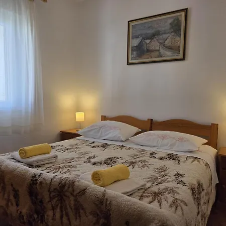 Apartment Jelena - Four - A Small House With A Private Yard - Two-room With A Sea View - - Two-room With Garden View- Free Parking