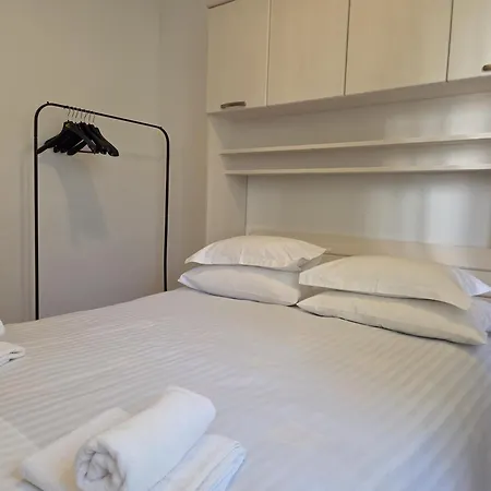 Jelena - Four - A Small House With A Private Yard - Two-room With A Sea View - - Two-room With Garden View- Free Parking Supetar