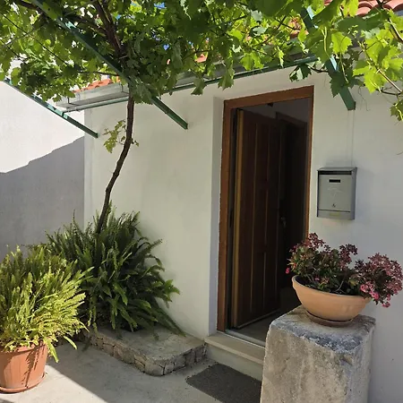 Apartment Jelena - Four - A Small House With A Private Yard - Two-room With A Sea View - - Two-room With Garden View- Free Parking