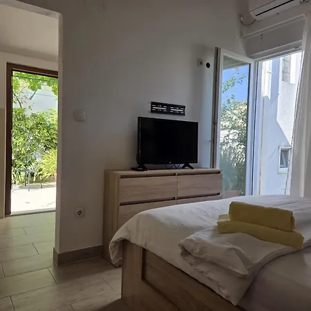 Jelena - Four - A Small House With A Private Yard - Two-room With A Sea View - - Two-room With Garden View- Free Parking Apartment *